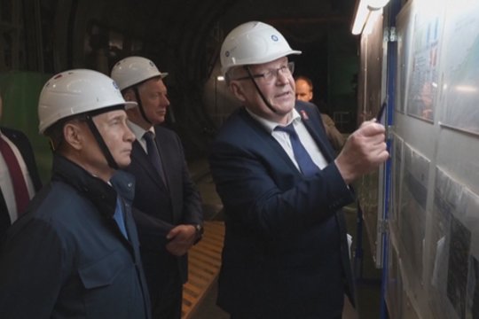 V. Putino darbo vizitas Kursko pasienyje: diskutavo prie didelio stalo, nukrauto arbata ir saldumynais
