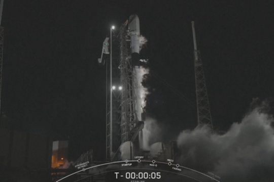 „SpaceX“ sėkmingai įvykdė dar vieną „Starlink“ misiją: į orbitą pakilo 23 palydovai