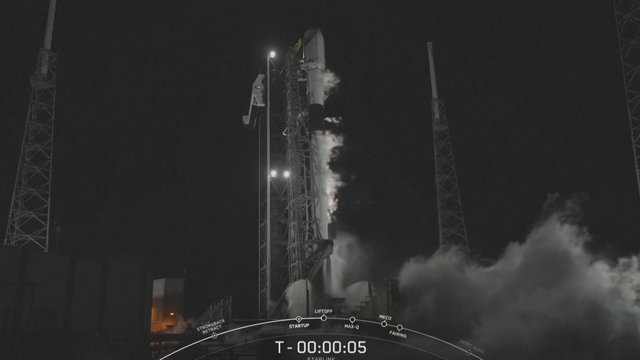 „SpaceX“ sėkmingai įvykdė dar vieną „Starlink“ misiją: į orbitą pakilo 23 palydovai