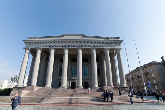 Martyno Mažvydo bibliotekoje darbuotojai išgelbėjo per turėklus persisvėrusį jaunuolį