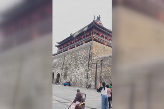 Kinijoje įgriuvo istorinio bokšto stogas: liudininkai dalijasi filmuota medžiaga