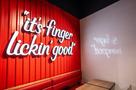 Klaipėdos „Akropolyje“ duris atvėrė naujas KFC restoranas – dovanoja vištienos metams