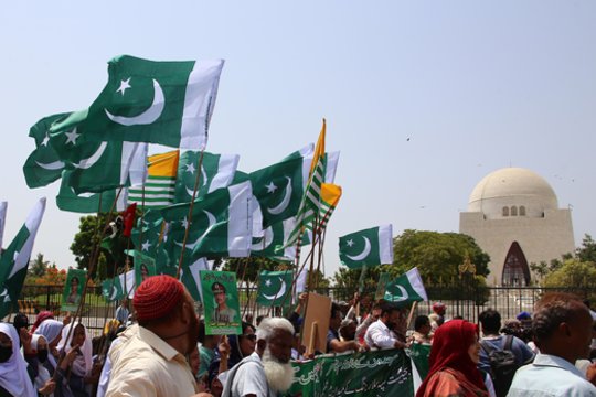 Pakistanas dėl penkis mokyklinio autobuso keleivius pražudžiusio antpuolio apkaltino Indiją