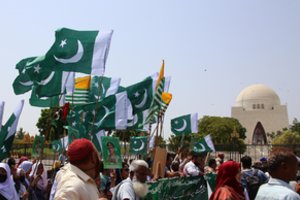 Pakistanas dėl penkis mokyklinio autobuso keleivius pražudžiusio antpuolio apkaltino Indiją