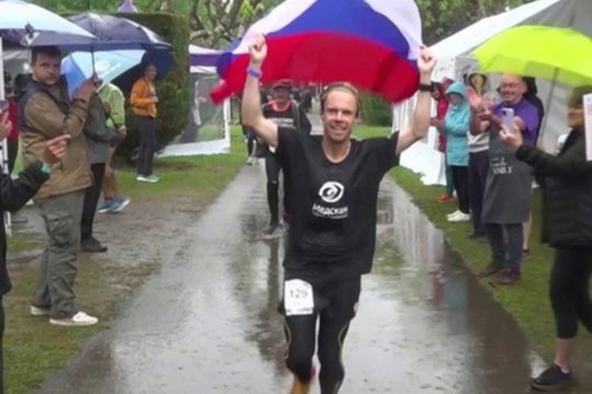 Pasaulio rekordą pasiekusiam ir finiše Rusijos vėliavą išskleidusiam bėgikui parodyta špyga – už tokį poelgį rusas diskvalifikuotas