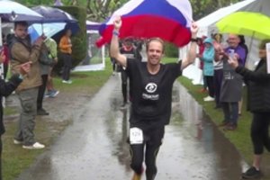 Pasaulio rekordą pasiekusiam ir finiše Rusijos vėliavą išskleidusiam bėgikui parodyta špyga – už tokį poelgį rusas diskvalifikuotas