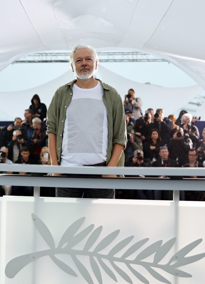 „Wikileaks“ įkūrėjas J. Assange‘as pasirodė Kanų kino festivalyje. <br>EPA-ELTA nuotr.