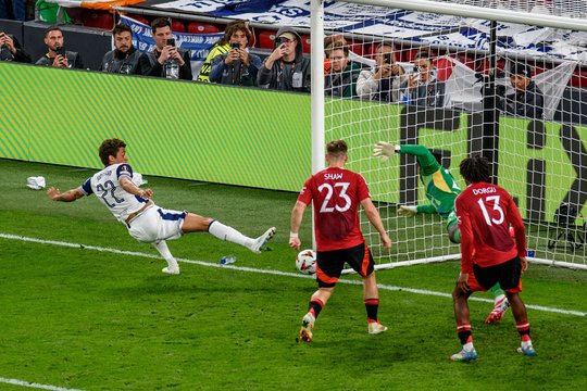 Vos 17-ąją vietą Anglijos čempionate užimanti „Tottenham“ ekipa iškovojo Europos lygos taurę