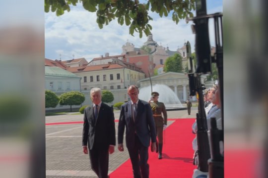 F. Merzas atvyko į Vilnių: užfiksavo iškilmingą pasitikimą Prezidentūroje
