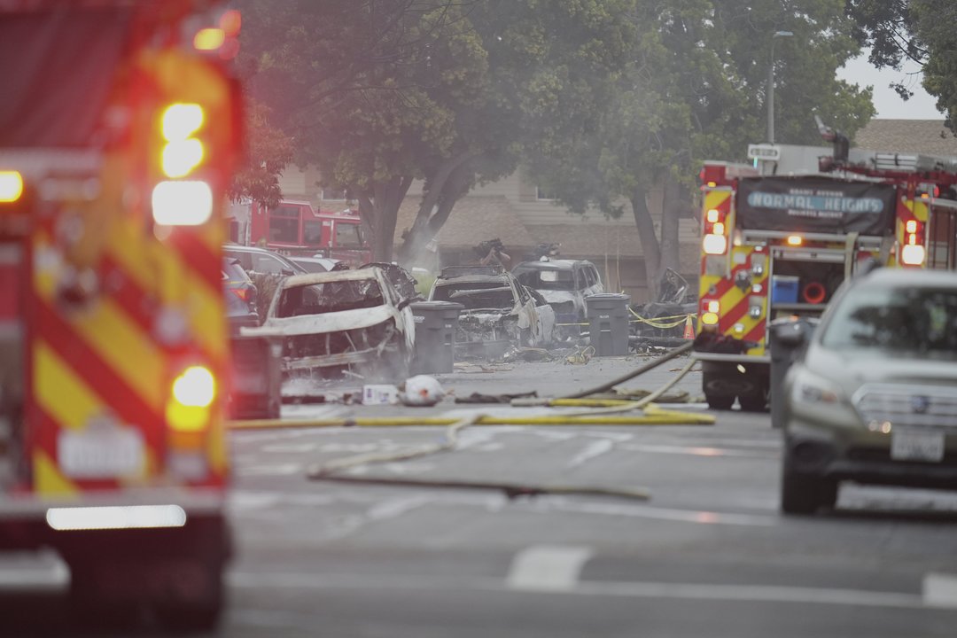 San Diege į gyvenamąjį rajoną nukrito nedidelis lėktuvas