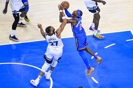 Geriausio NBA žaidėjo prizą atsiėmęs S. Gilgeousas-Alexanderis tempa „Thunder“ į NBA superfinalą