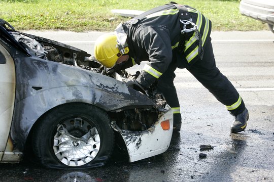 Per vieną parą ugniagesiai gesino net penkis lengvuosius automobilius