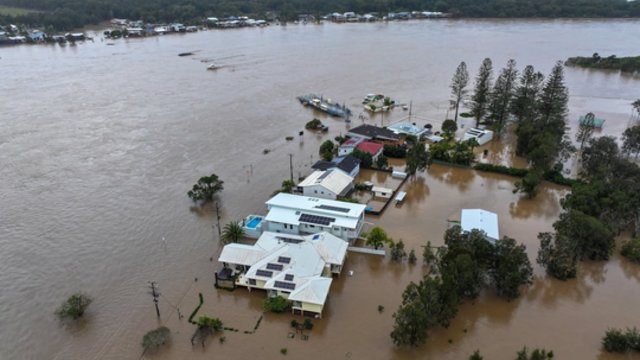Australiją siaubia katastrofiški potvyniai: įstrigę ištisi miestai, gyventojus perspėja ir dėl kito pavojaus
