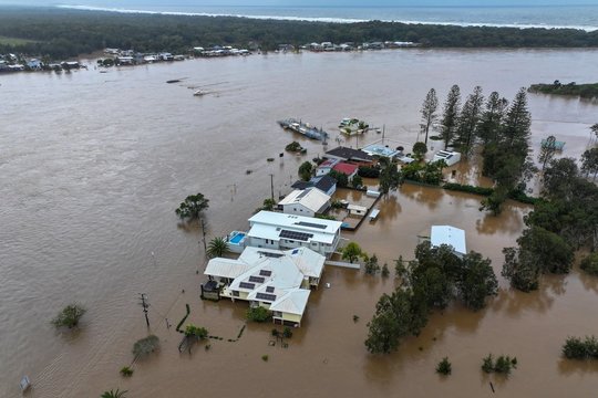 Australiją siaubia katastrofiški potvyniai: įstrigę ištisi miestai, gyventojus perspėja ir dėl kito pavojaus