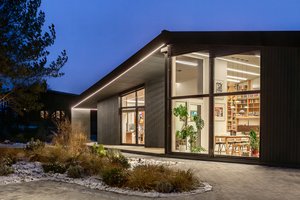 Nepaprastai žavus vilniečių namas:  iš šiaudų, molio ir labai daug pokalbių