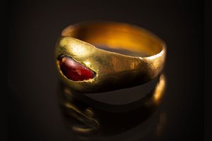 Senovinės istorijos: 2300 metų senumo auksinį žiedą greičiausiai užkasė susižadėjusi mergina