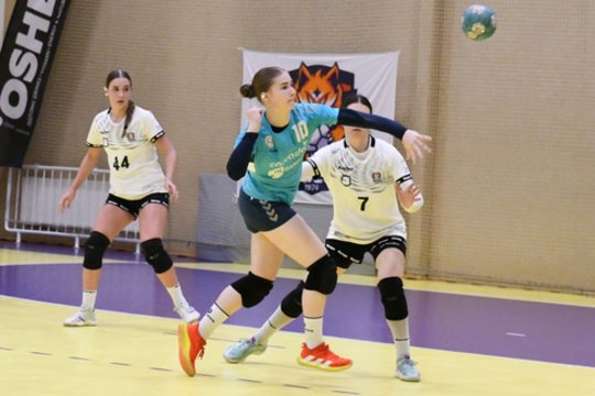 Moterų rankinio lygos finalo serijoje pergales skina tik svečiuose žaidžianti komanda