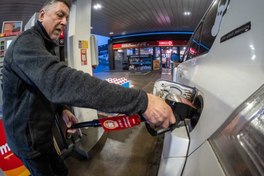 Benzinas ir dyzelinas vėl brangsta – kaina gerokai viršija net ES vidurkį