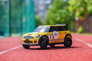 Lengvosios atletikos varžybose – radijo bangomis valdomi automobiliai