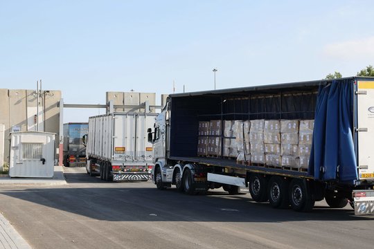 Pranešama, kad į Gazos Ruožą atvyko dar 107 sunkvežimiai su humanitarine pagalba