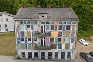 Iš toli atrodė dar viena Aleksoto skylė – bet tik kol nepasirodė langai