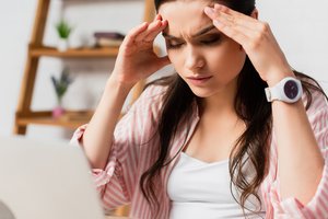 Tyrimas: lietuviai per dažnai migreną gydo vaistais