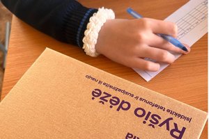 Ryšio dėžės bandymai: ką parodė eksperimentai ir kas iš tiesų labiausiai prisirišęs prie ekranų?