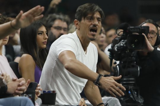 Nevaldomos aistros Abu Dabyje: „Panathinaikos“ bosas užsipuolė teisėjus, įsikišo apsauga
