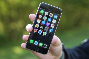 Trumpas grasina 25 proc. muitų tarifu, jei „iPhone“ nebus gaminamas JAV