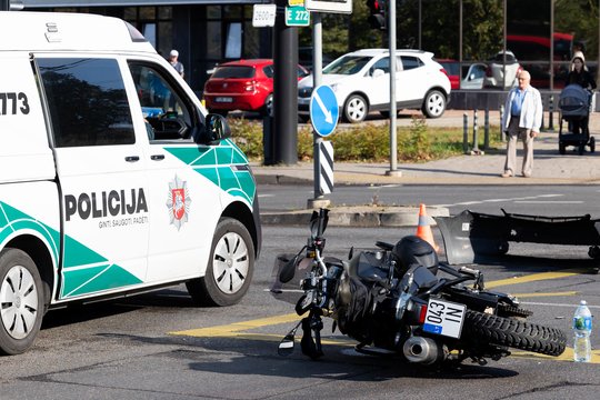 Pasivažinėjo nesėkmingai: nukentėjo motociklu važiavusi policijos pareigūnė bei ugniagesys