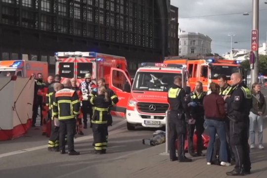 Daugėja sužeistųjų po kraupaus išpuolio Hamburgo geležinkelio stotyje: skelbiama apie 18 nukentėjusiųjų