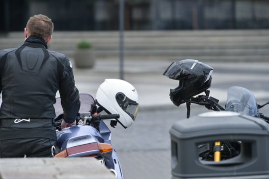 Lenkijos policija auklėja automobilių vairuotojus: motociklai yra lygiateisiai eismo dalyviai 