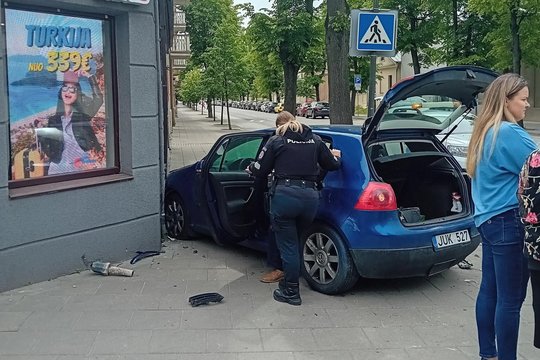 Kaune – per plauką nuo tragedijos: po susidūrimo automobilis užlėkė ant šaligatvio ir beveik rėžėsi į sieną