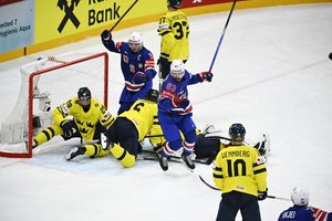 Amerikiečiai sudaužė švedus ir kovos finale: pasaulio ledo ritulio čempionato auksą jei buvo laimėję prieš 65 metus