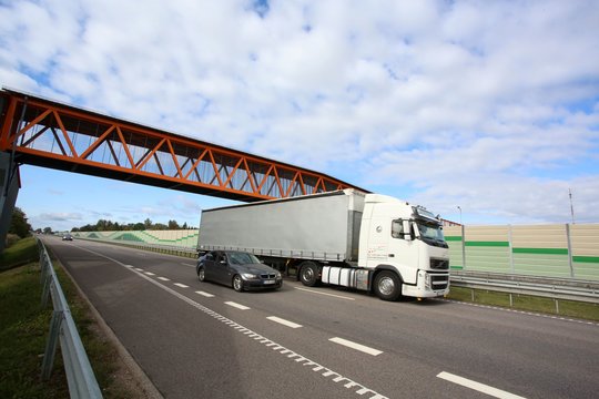 Girto vilkiko vairuotojo nuotykiai prie Marijampolės: užklimpo žiedinėje sankryžoje