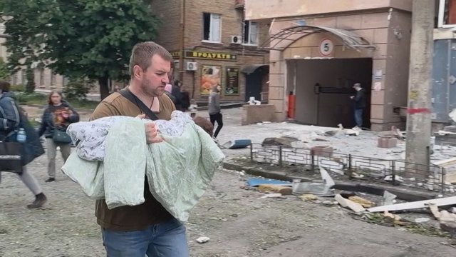 Ukraina antrą naktį iš eilės atakuota dronais: pranešama apie žuvusiuosius