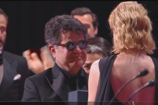 Įteikta „Auksinė palmės šakelė“: 78-ajame Kanų festivalyje triumfavo Irano režisieriaus filmas