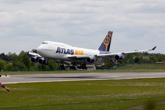 „Dangaus karalienė“ užsuko į Lietuvą: kadruose – Vilniaus oro uoste nusileidęs legendinis „Boeing“ lėktuvas