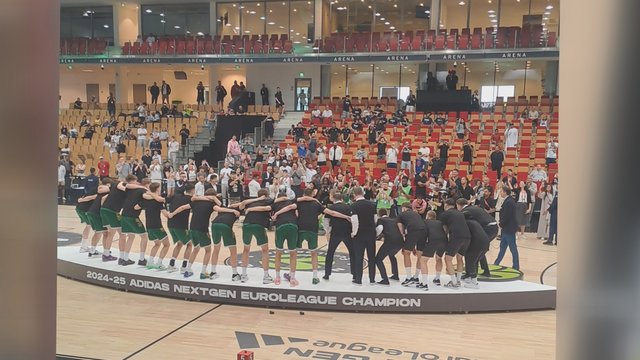Nesuvaidintos emocijos: išvyskite jaunųjų „Žalgirio“ krepšininkų reakciją trečiąkart laimėjus Eurolygos taurę