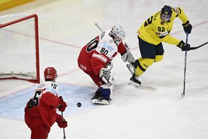 Švedijos ledo ritulininkai vėl ant pakylos – pasaulio čempionate palaužė dėl medalių iki tol nekovojusią Daniją