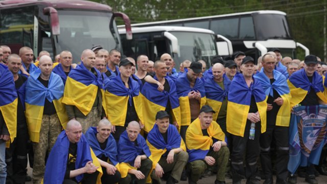 Ukrainai džiūgaujant dėl tūkstančio karo belaisvių grįžimo – kritikos strėlės: užsiminė apie gėdą šaliai