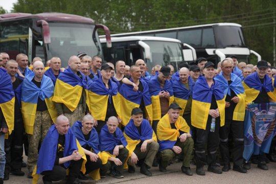 Ukrainai džiūgaujant dėl tūkstančio karo belaisvių grįžimo – kritikos strėlės: užsiminė apie gėdą šaliai