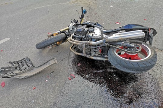 Per susidūrimą su automobiliu Kaune nukentėjo motociklininkas