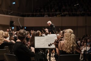 LVSO įspūdingai užbaigė koncertų sezoną: japonų smuiko žvaigždė Akiko Suwanai pakerėjo susirinkusią publiką