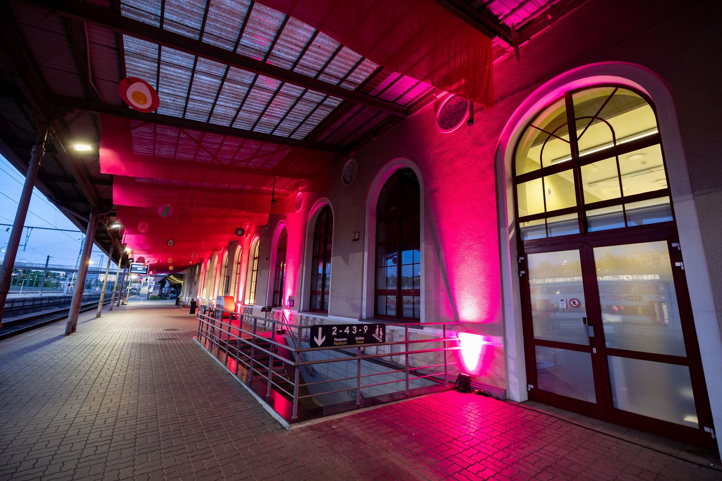 Šaltibarščių festivalio proga, gegužės 25–31 dienomis, stotis nušvinta visiems pažįstama ryškiai rožine spalva ir tampa Vilniaus šaltibarščių stotimi<br>LTG nuotr.