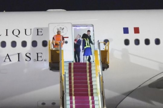 Klausimus keliantis incidentas Macronų šeimoje: užfiksuotas Brigitte smūgis Emmanueliui
