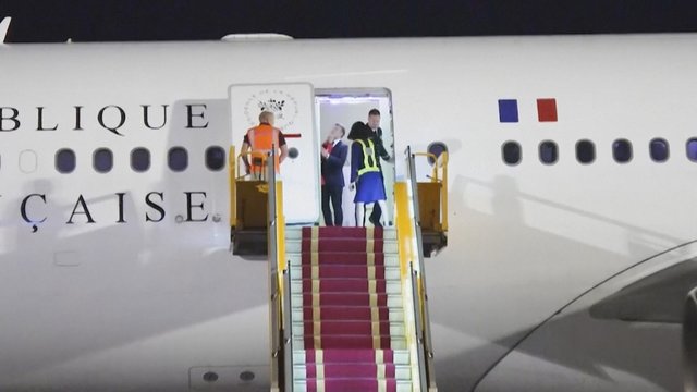 Klausimus keliantis incidentas Macronų šeimoje: užfiksuotas Brigitte smūgis Emmanueliui