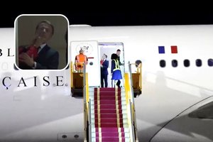 Nemaloni akimirka: išlipant iš lėktuvo Vietname E. Macronas susilaukė „antausio“ iš savo žmonos