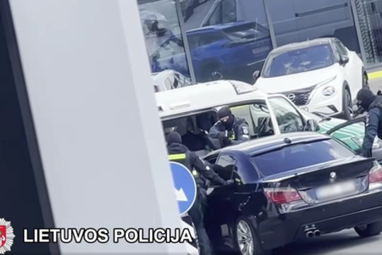 Tarsi koviniame filme: policija paviešino vaizdus, kaip Vilniuje sulaikomas narkotikų platintojas
