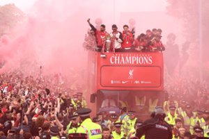 Per „Liverpool“ klubo šventimą automobilis specialiai rėžėsi į futbolo aistruolių minią